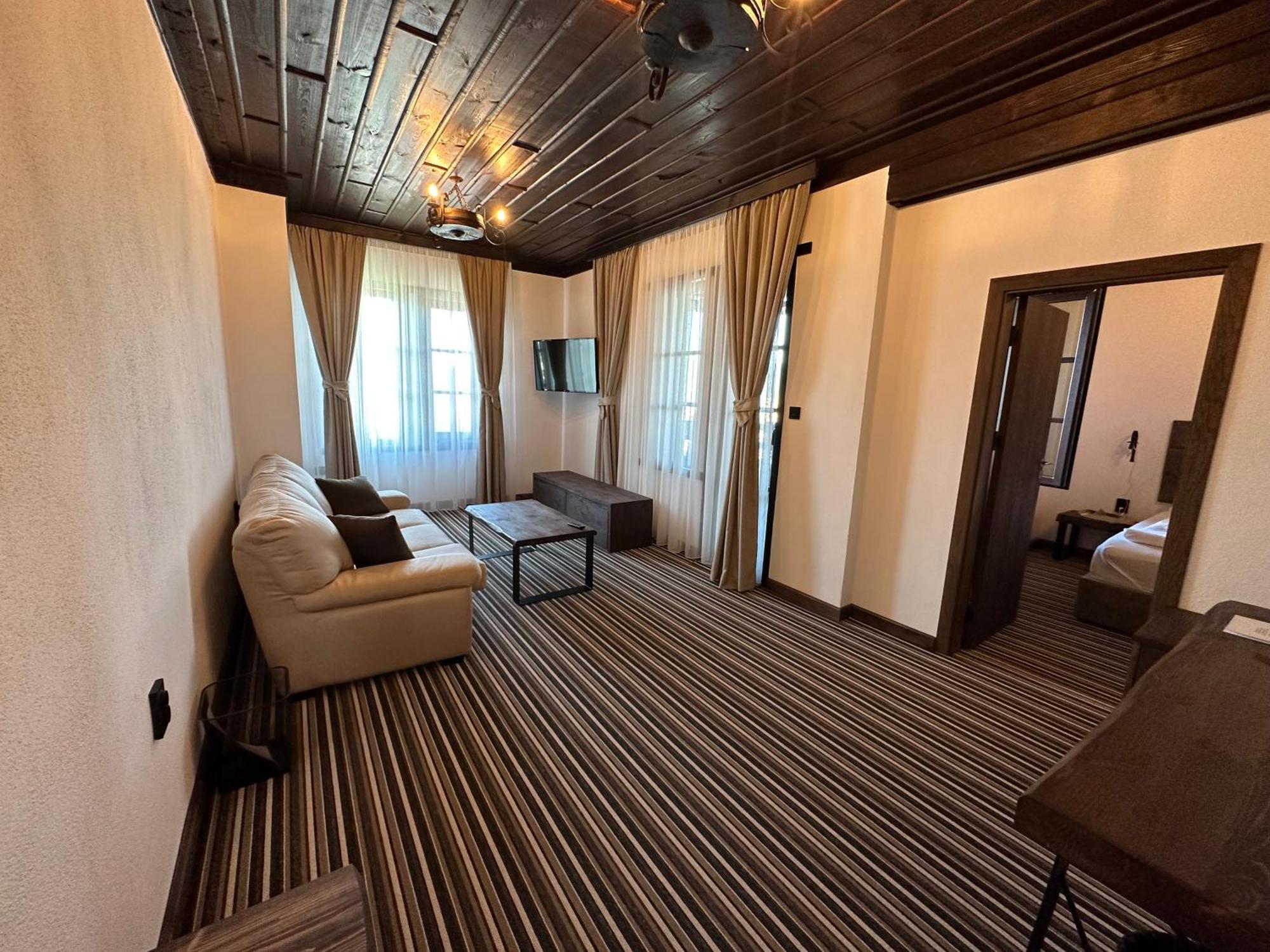 Hotel Leshten Eksteriør billede