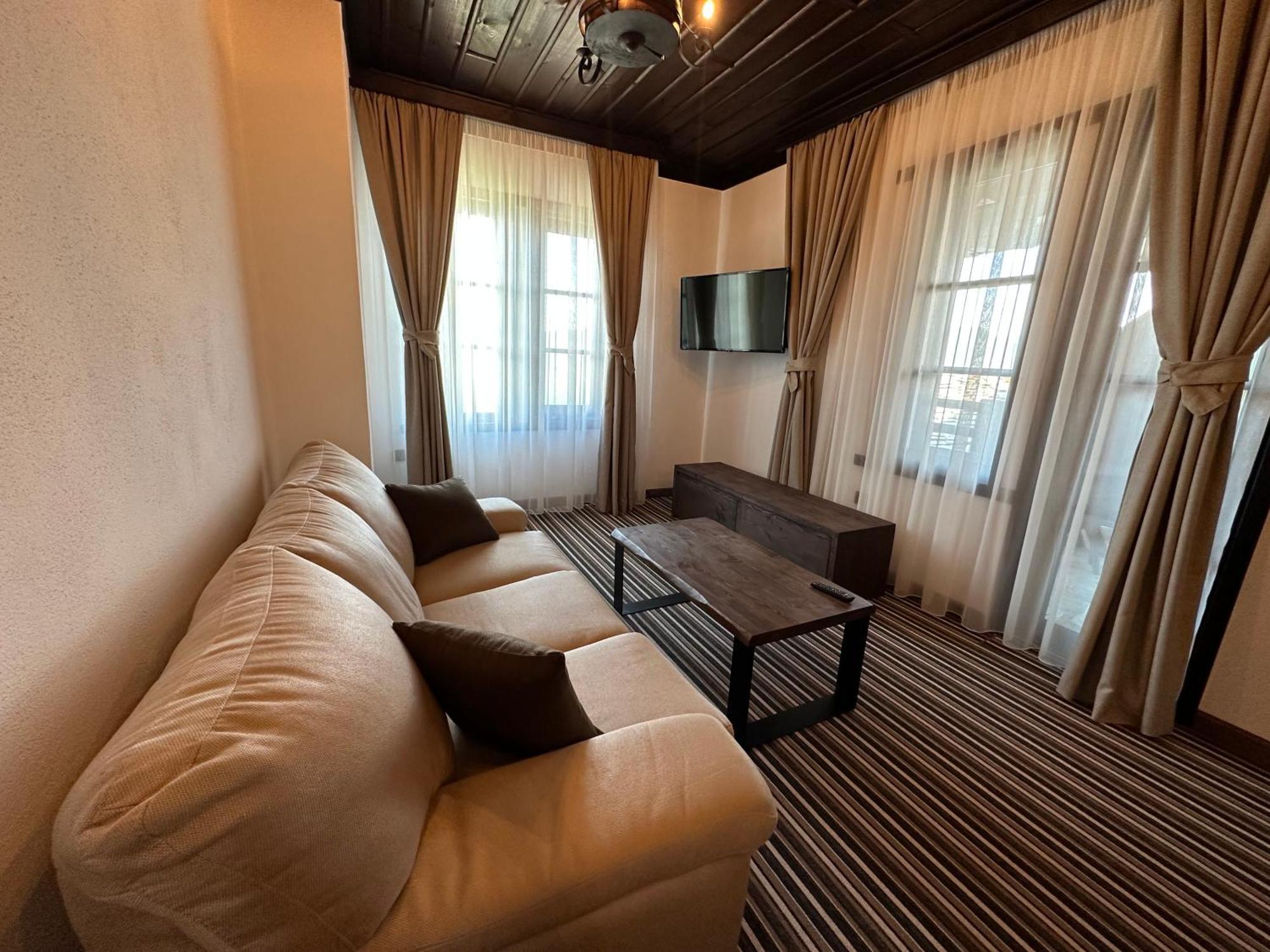 Hotel Leshten Eksteriør billede